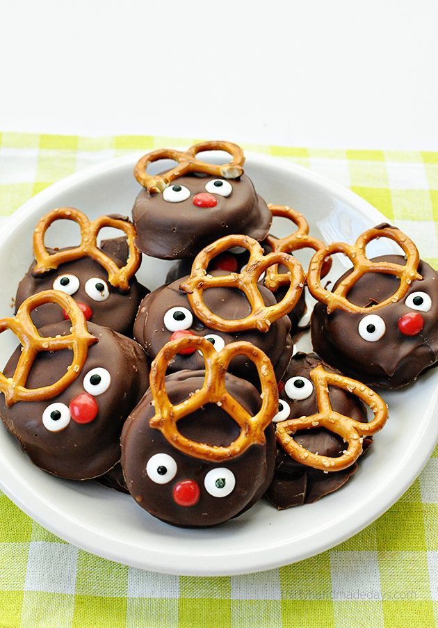 Super easy and fun reindeer peanut butter Ritz holiday cookies thirtyhandmadedays.com