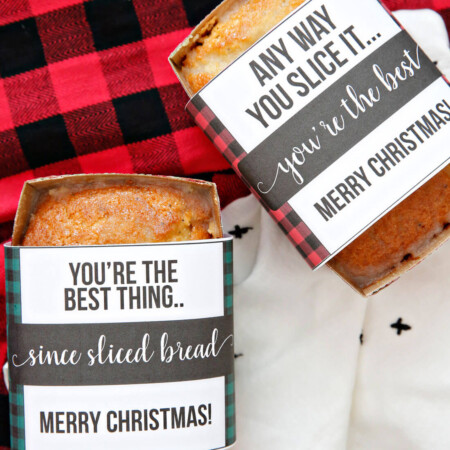 Christmas Bread Wrappers - use these cute printable wrappers to make your bread extra special. via www.thirtyhandmadedays.com
