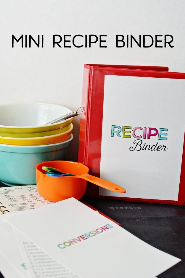 Mini Recipe Binder - perfect little binder to store favorite family recipes from www.thirtyhandmadedays.com