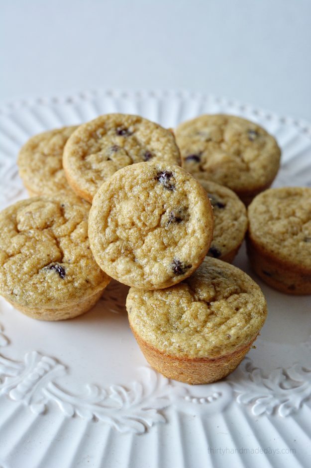 Simple and healthy banana oatmeal blender muffins. Give them a try! .thirtyhandmadedays.com