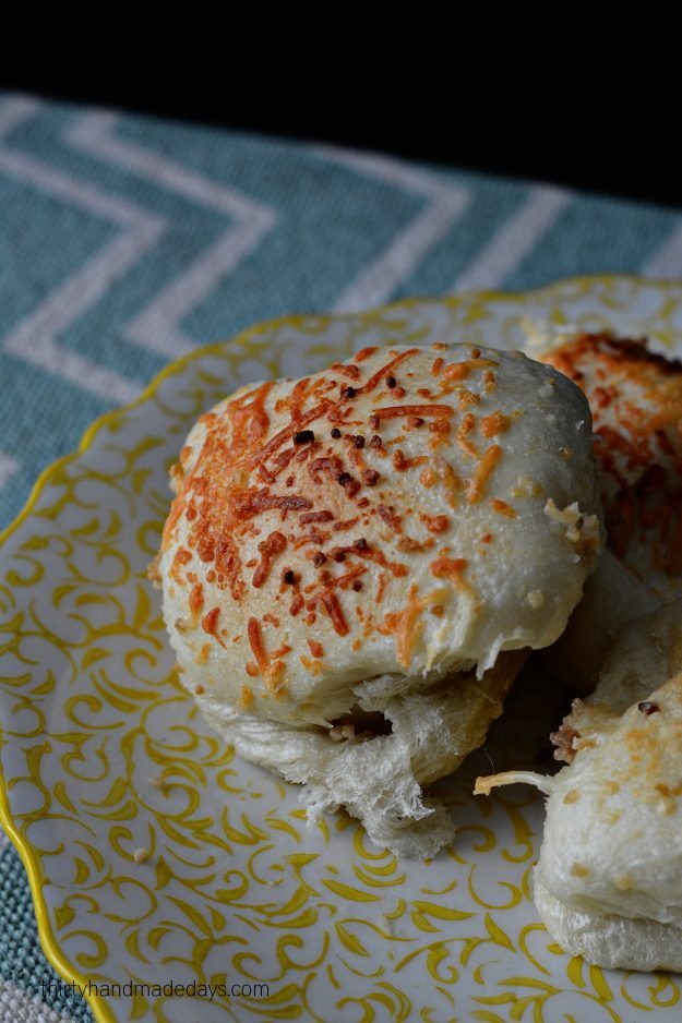 4 Ingredient Garlic Rolls- simple rolls that taste amazing from thirtyhandmadedays.com