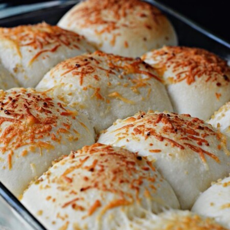 4 Ingredient Garlic Rolls- simple rolls that taste amazing from Thirty Handmade Days