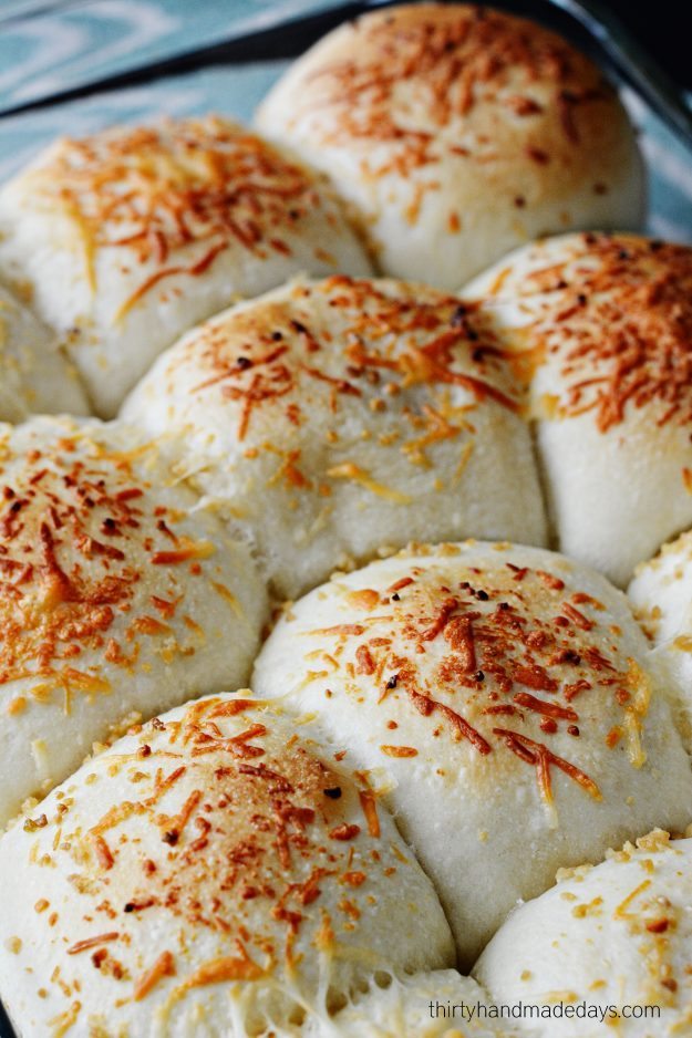 4 Ingredient Garlic Rolls- simple rolls that taste amazing from www..thirtyhandmadedays.com