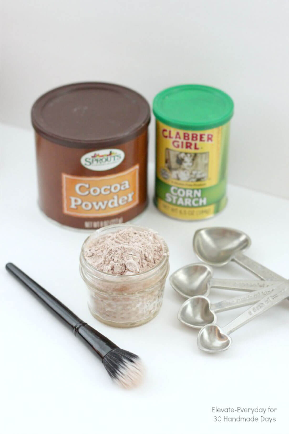 DIY Dry Shampoo - make your own dry shampoo with just 2 ingredients! Ingredients www.thirtyhandmadedays.com