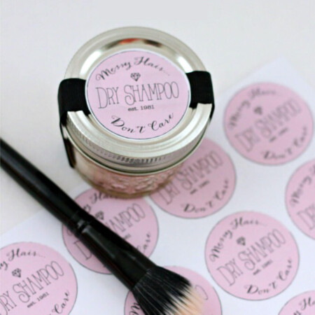 DIY Dry Shampoo - make your own dry shampoo with just 2 ingredients! www.thirtyhandmadedays.com