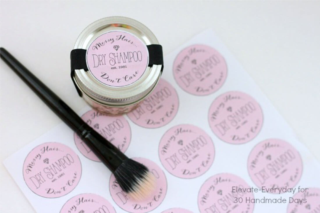 DIY Dry Shampoo - make your own dry shampoo with just 2 ingredients! www.thirtyhandmadedays.com