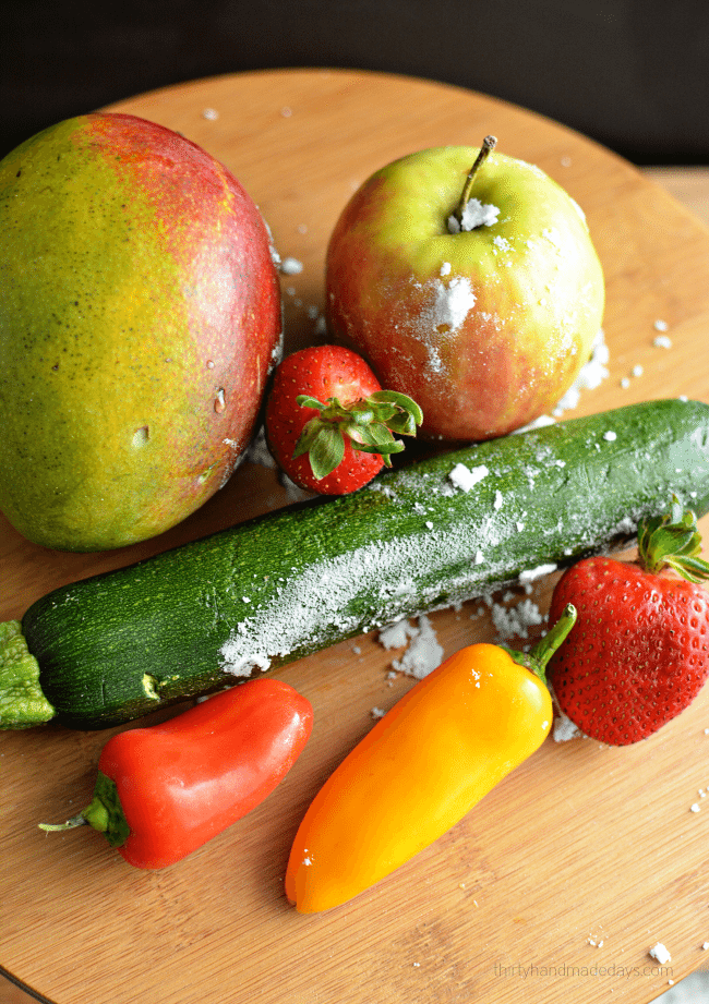 Naturally wash fruit and vegetables with baking soda! www.thirtyhandmadedays.com