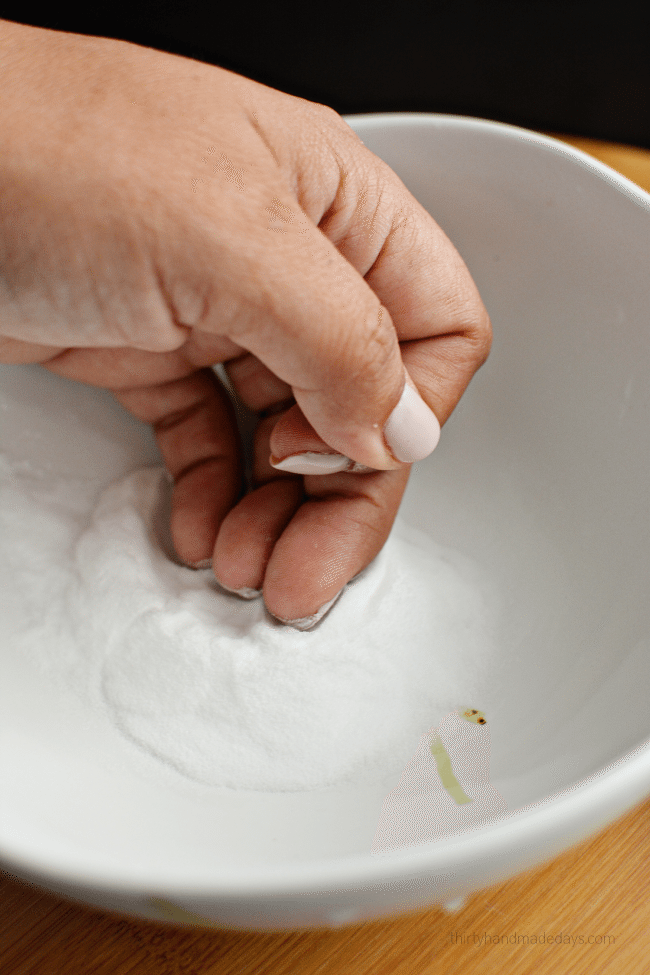 Make nails last longer by using baking soda www.thirtyhandmadedays.com