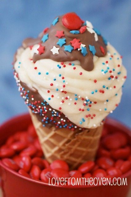 4th of July Cupcake Recipe plus 25+ other desserts / thirtyhandmadedays.com