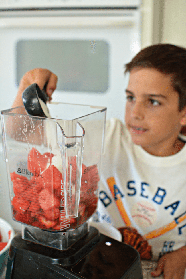 Kids can cook- making a strawberry watermelon slush www.thirtyhandmadedays.com