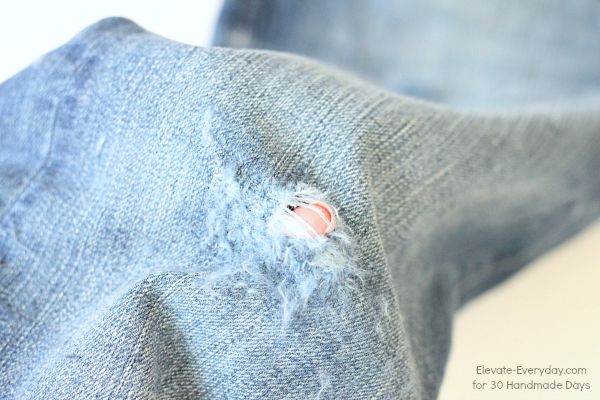How to distress jeans via thirtyhandmadedays.com