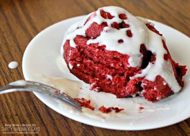 Red Velvet Cinnamon Rolls / the perfect Valentine's Day breakfast / by BusyMomsHelper.com for ThirtyHandmadeDays.com