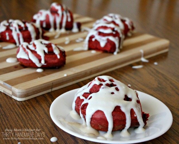 Red Velvet Cinnamon Rolls / the perfect Valentine's Day breakfast / by BusyMomsHelper.com for ThirtyHandmadeDays.com