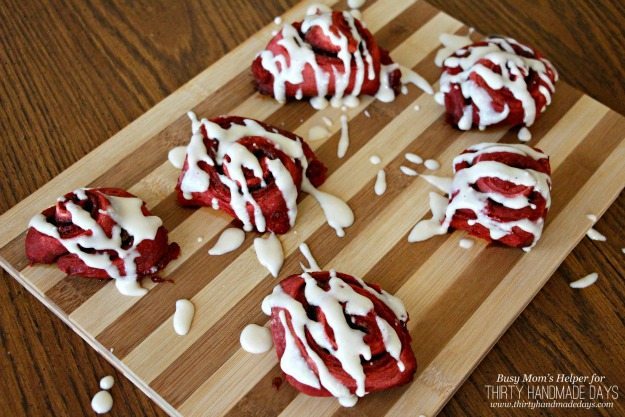 Red Velvet Cinnamon Rolls / the perfect Valentine's Day breakfast / by BusyMomsHelper.com for ThirtyHandmadeDays.com