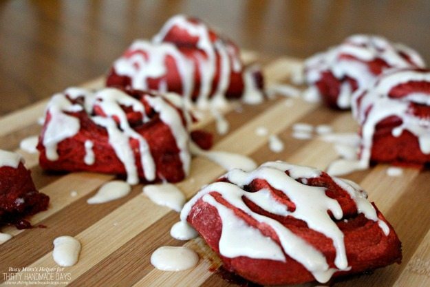 Red Velvet Cinnamon Rolls / the perfect Valentine's Day breakfast / by BusyMomsHelper.com for ThirtyHandmadeDays.com