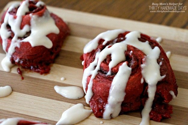 Red Velvet Cinnamon Rolls / the perfect Valentine's Day breakfast / by BusyMomsHelper.com for ThirtyHandmadeDays.com