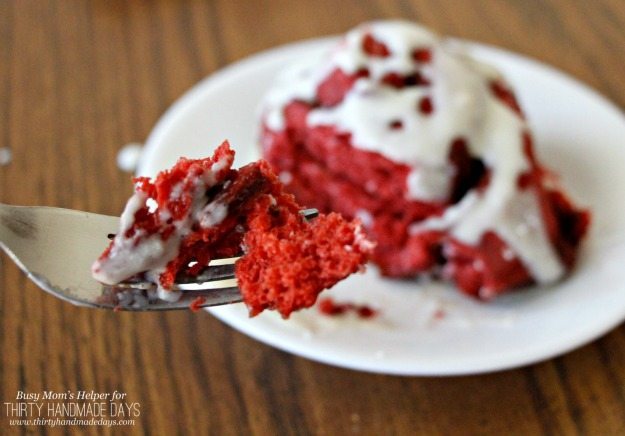 Red Velvet Cinnamon Rolls / the perfect Valentine's Day breakfast / by BusyMomsHelper.com for ThirtyHandmadeDays.com