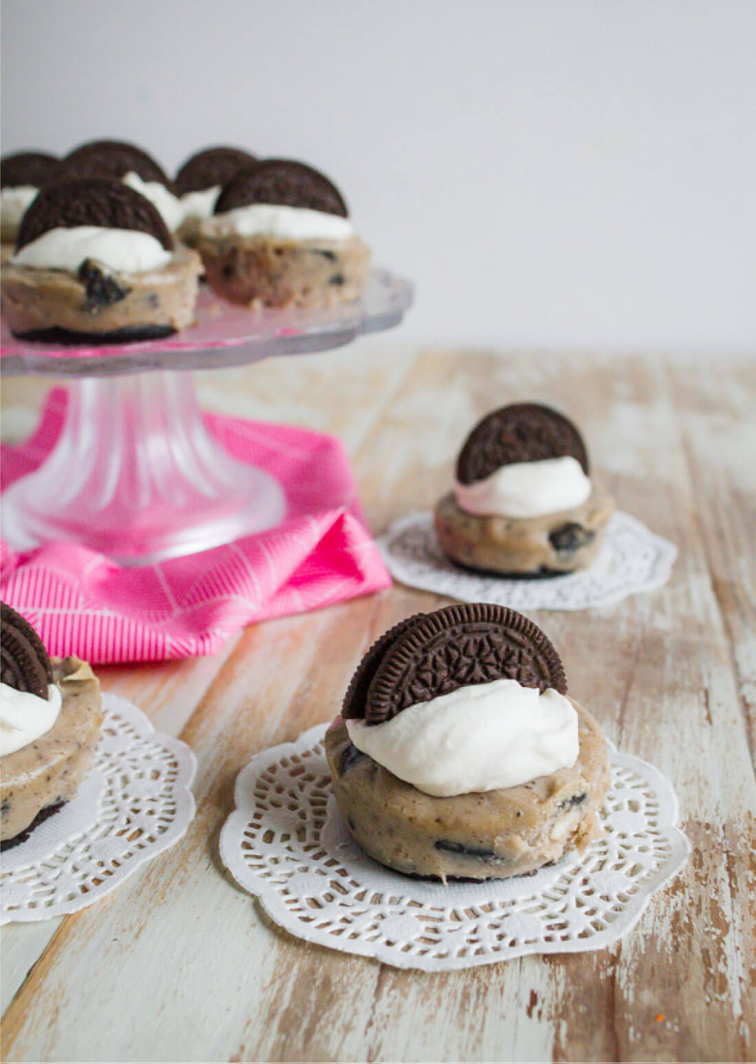 Oreo Cheesecake Bites - perfectly creamy with an awesome Oreo cookie base and throughout. You'll love this take on cheesecake. www.thirtyhandmadedays.com