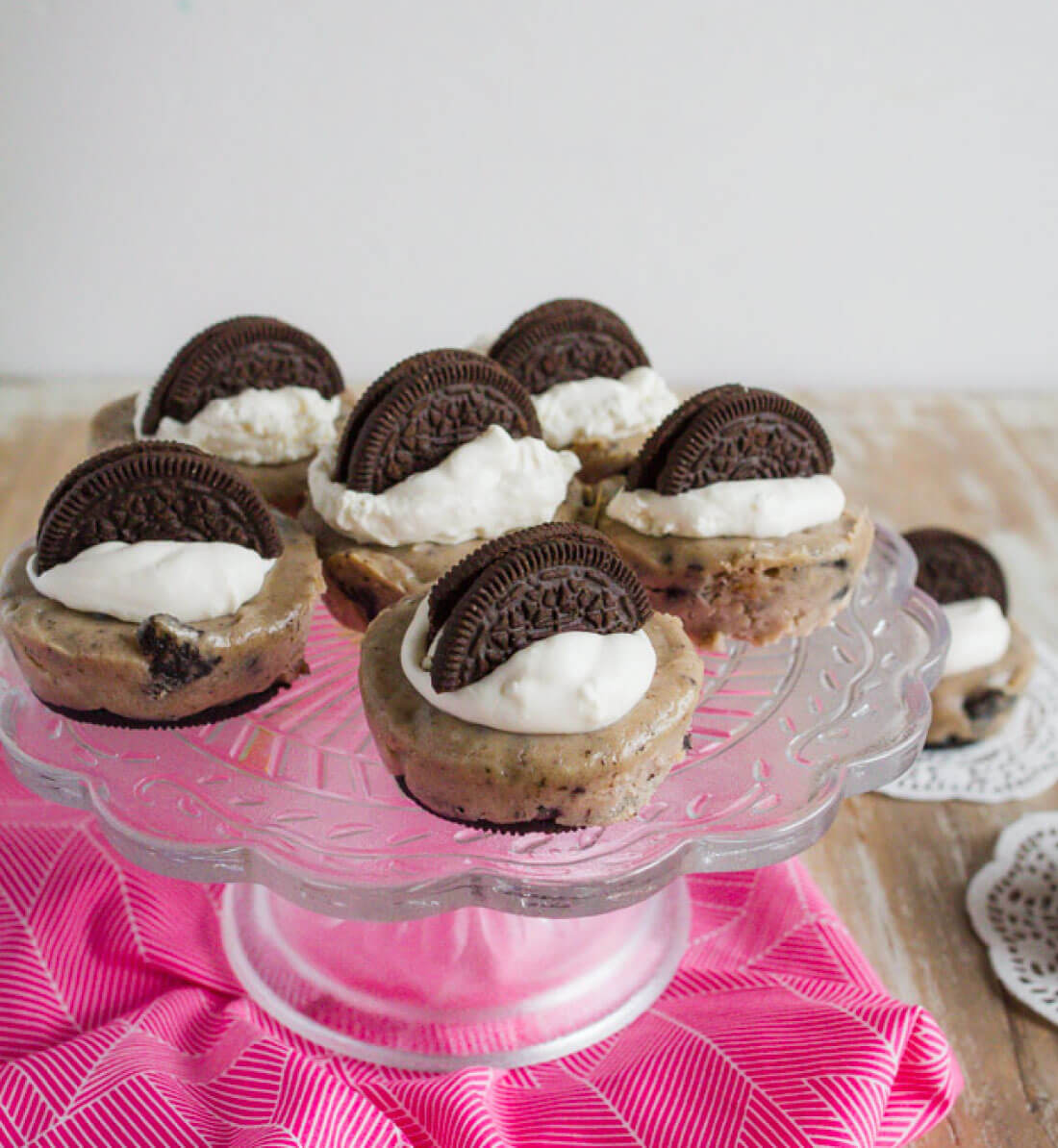 Oreo Cheesecake Bites - perfectly creamy with an awesome Oreo cookie base and throughout. www.thirtyhandmadedays.com