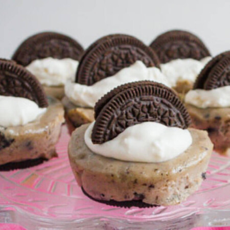 Oreo Cheesecake Bites - perfectly creamy with an awesome Oreo cookie base and throughout. You'll love this take on cheesecake.