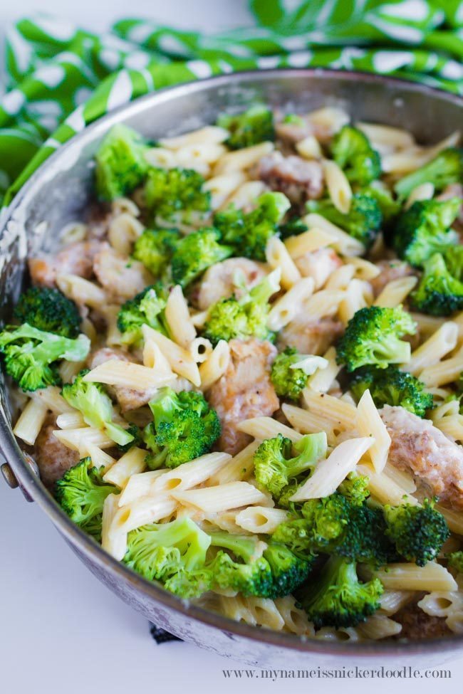 Easy One Pot Chicken and Broccoli Pasta - make this dinner all in one pot! From My Name is Snickerdoodle via www.thirtyhandmadedays.com