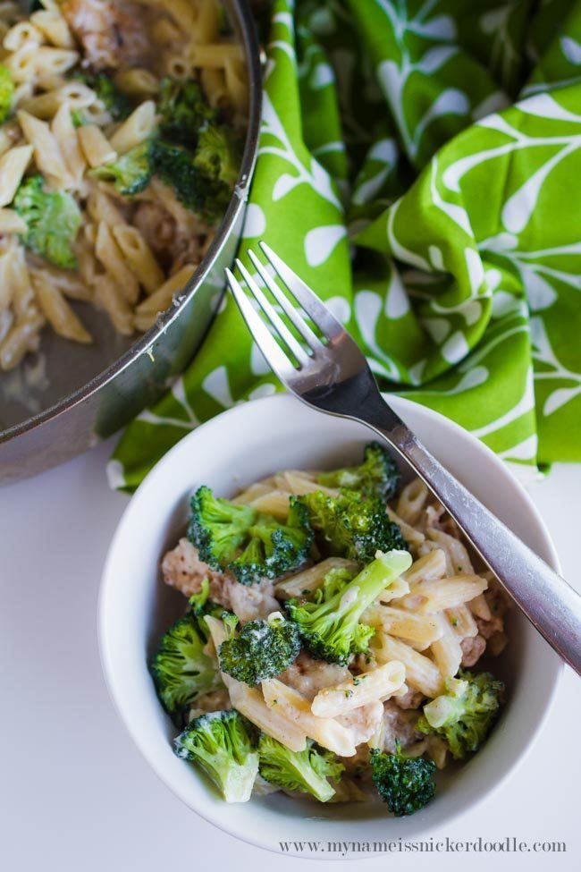 Easy One Pot Chicken and Broccoli Pasta - make this dinner all in one pot! By My Name is Snickerdoodle via thirtyhandmadedays.com