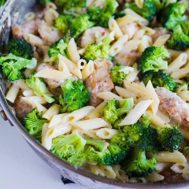 Easy One Pot Chicken and Broccoli Pasta - make this dinner all in one pot! From My Name is Snickerdoodle via www.thirtyhandmadedays.com