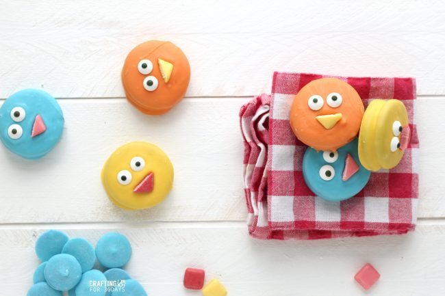 The cutest Spring Chick Oreos - a fun, easy dessert to make! from CraftingE via www.thirtyhandmadedays.com