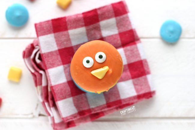 The cutest Spring Chick Oreos - a fun, easy dessert to make! from CraftingE via thirtyhandmadedays.com