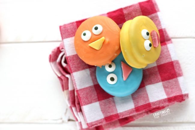 The cutest Spring Chick Oreos - a fun, easy dessert to make! from CraftingE at thirtyhandmadedays.com