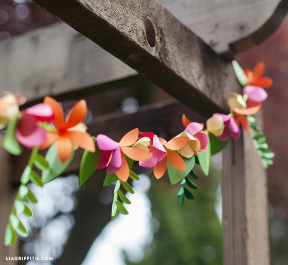 Summer_Garland_Paper_Flowers-560x516