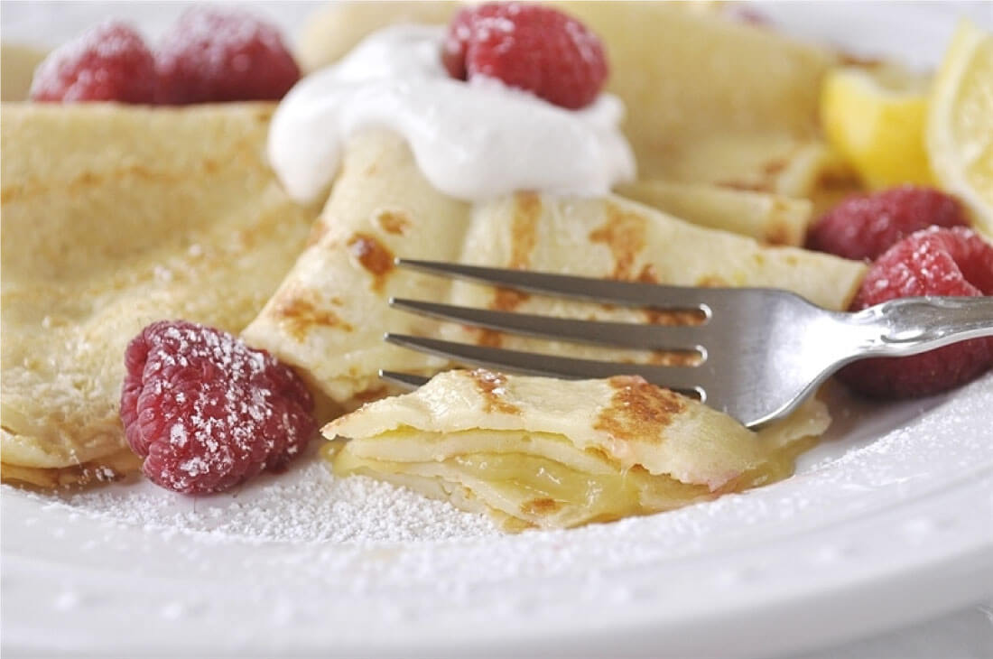 Swedish Pancakes - a cross between crepes and pancakes, this pancake recipe is one you'll go back to again and again. via www.thirtyhandmadedays.com