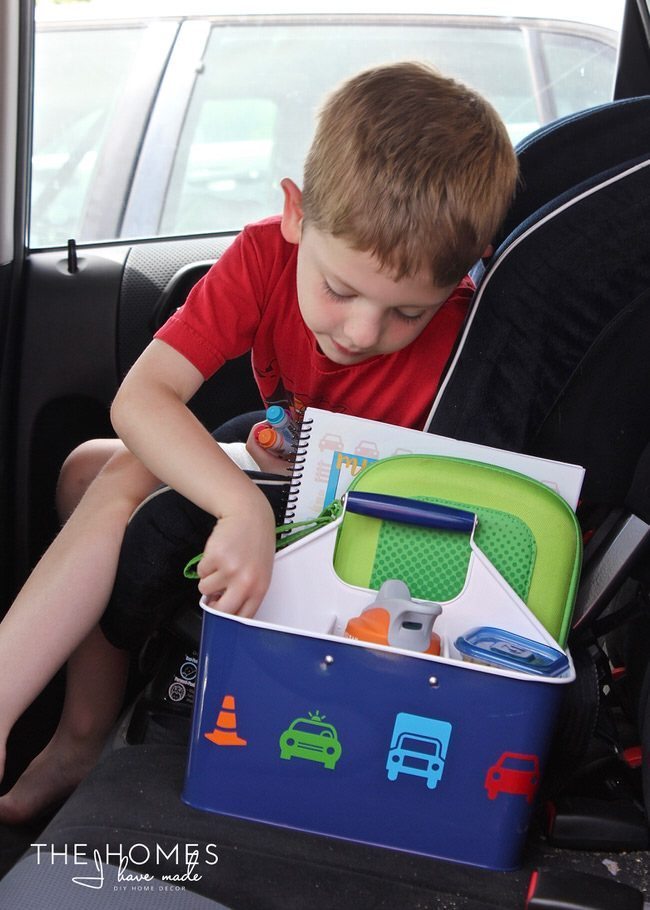 Keep the kids entertained on your next car trip with this easy, creative AND functional Car Caddie! Be sure to fill it up with all the treats and toys your kids love!