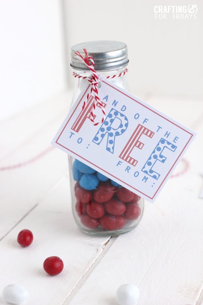 4th of July Gift Idea- cute jar with printable.  CraftingE via www.thirtyhandmadedays.com