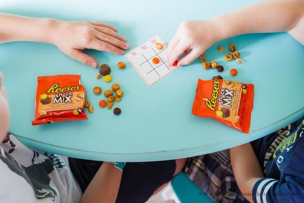 Cute tic tac toe game for back to school using Reese's Snack Mix via www.thirtyhandmadedays.com