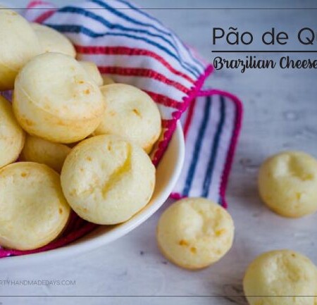 Amazing Brazilian Cheese Bread - {Pão de Queijo} - awesome bread recipe from www.thirtyhandmadedays.com