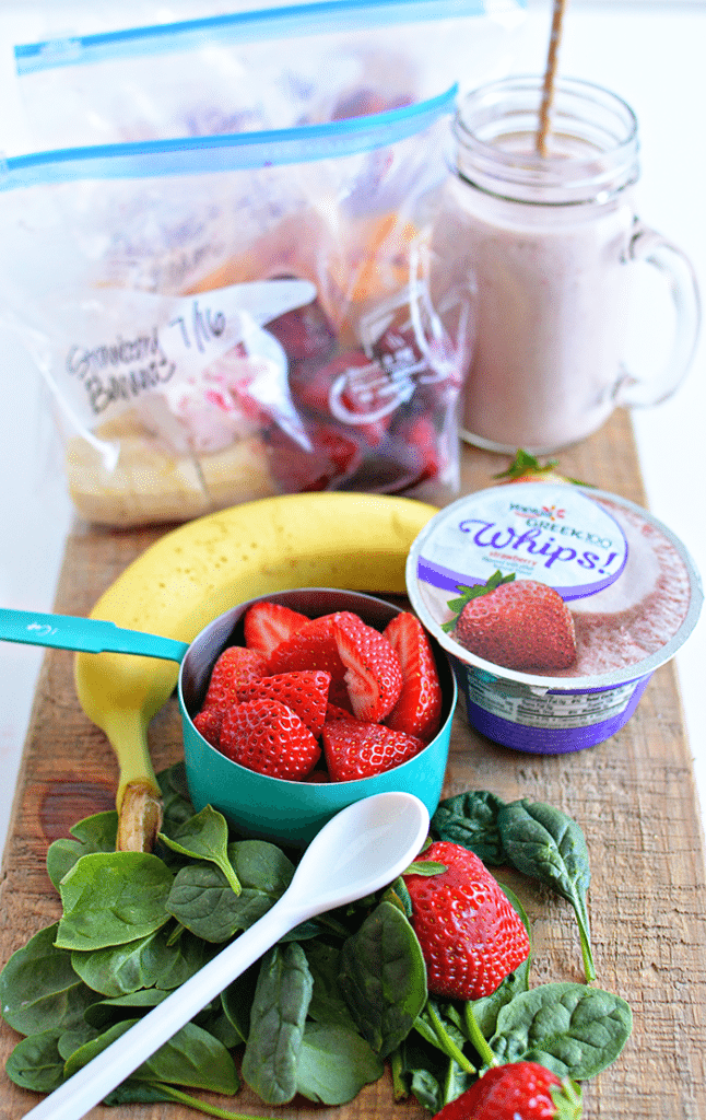 These freezer smoothie packs are so simple to make ahead. They make getting ready for school easy and healthy too! via www.thirtyhandmadedays.com