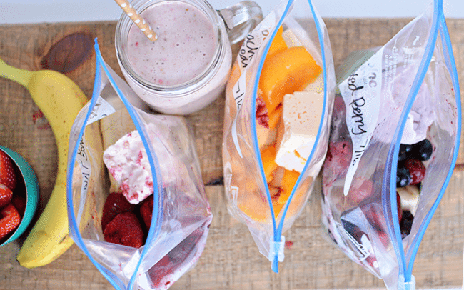 These freezer smoothie packs are so simple to make ahead. They make getting ready for school easy and healthy too! via www.thirtyhandmadedays.com