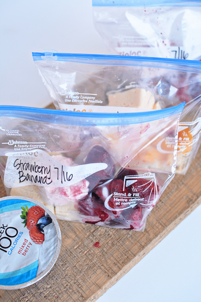 These freezer smoothie packs are so simple to make ahead. They make getting ready for school easy and healthy too! from www.thirtyhandmadedays.com