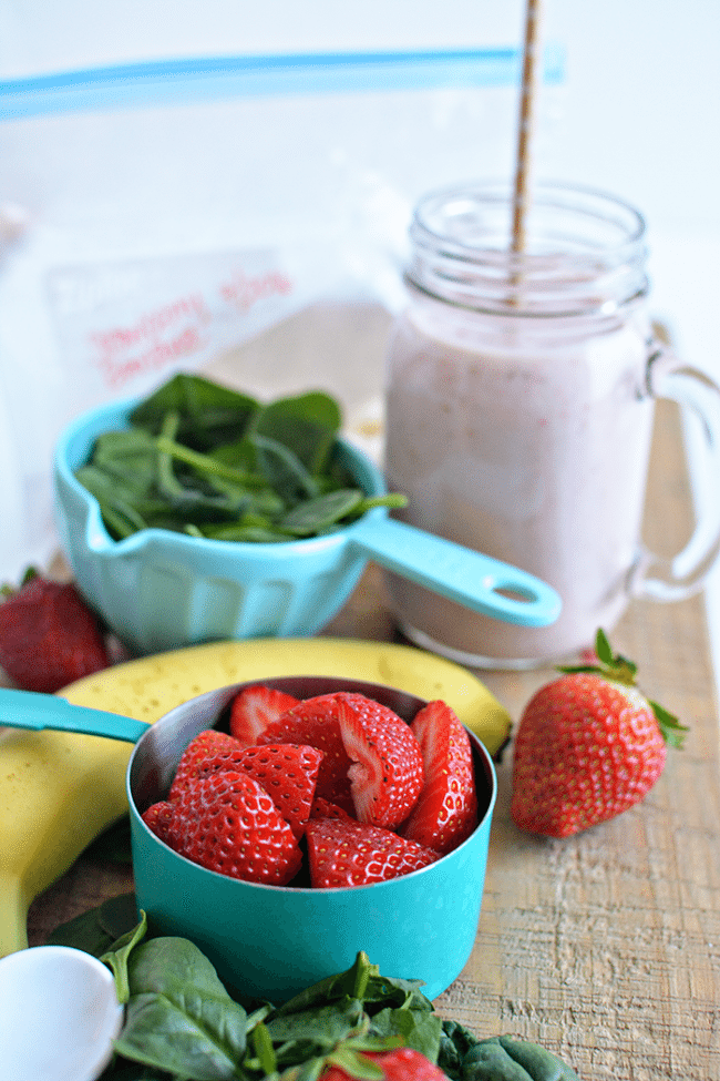These freezer smoothie packs are so simple to make ahead. They make getting ready for school easy and healthy too! from thirtyhandmadedays.com