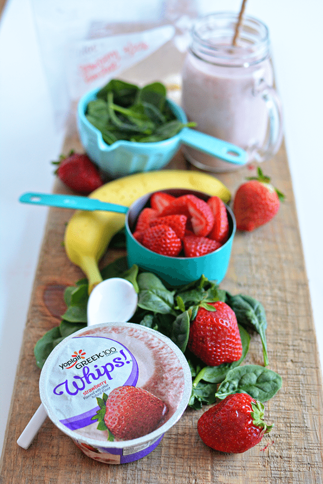 These freezer smoothie packs are so simple to make ahead. They make getting ready for school easy and healthy too! thirtyhandmadedays.com
