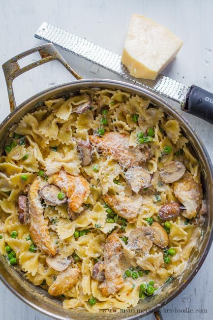 One Pan Chicken and Peas Pasta- an amazing main dish recipe to make for dinner, all in one pot! 