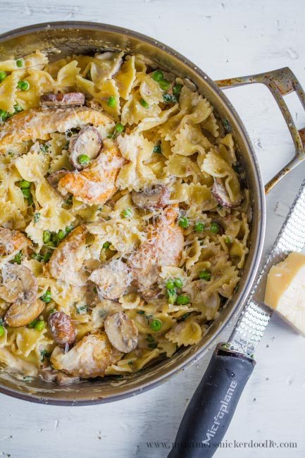 One Pan Chicken and Peas Pasta- an amazing main dish recipe to make for dinner, all in one pot! From My Name is Snickerdoodle via Thirty Handmade Days