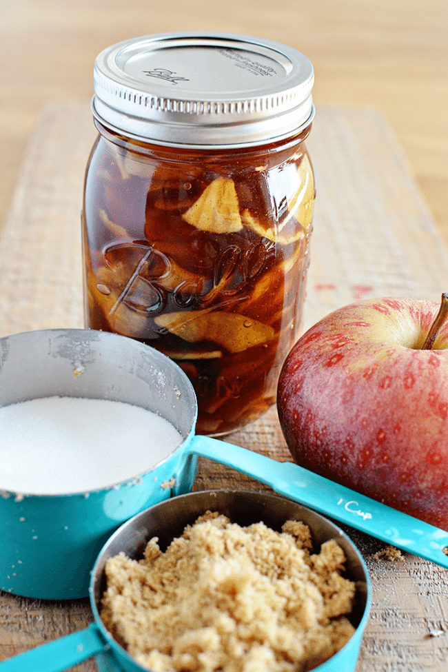 Make this amazing Caramel Apple Jelly - perfect to wrap up summer and welcome in fall. Get the recipe at www.thirtyhandmadedays.com