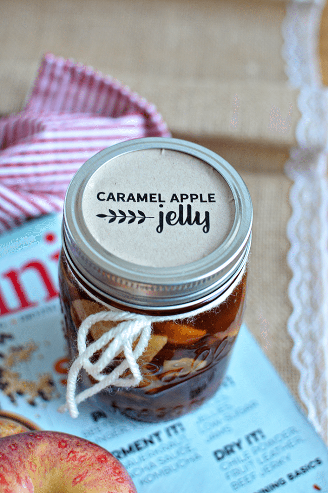 Make this amazing Caramel Apple Jelly - perfect to wrap up summer and welcome in fall. Get the recipe and free printable jar label at www.thirtyhandmadedays.com