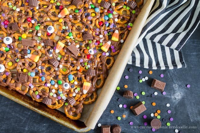 Trick or Treat Candy Pretzels - fun Halloween treats to try out! 