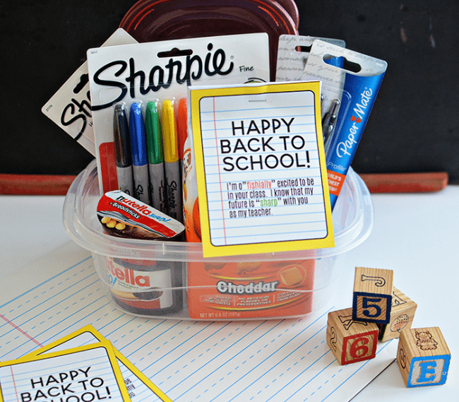 Back to School Teacher Gift Idea- free printable included to make your new teacher feel special! via www.hirtyhandmadedays.com