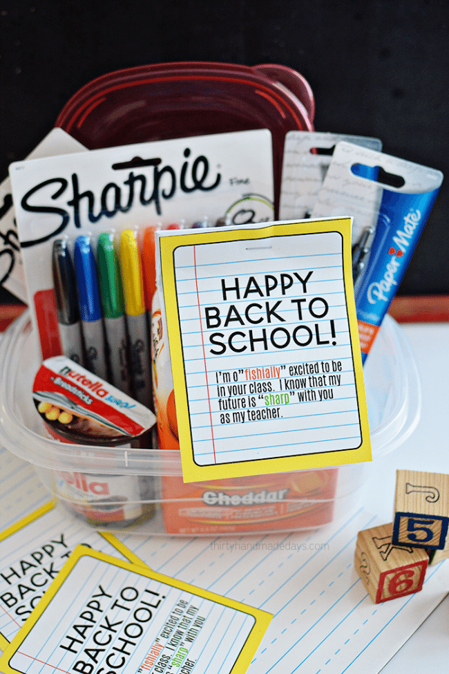 Back to School Teacher Gift Idea- free printable included to make your new teacher feel special! www.thirtyhandmadedays.com