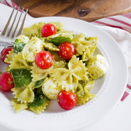 Pesto Caprese Pasta Salad - a take on an old classic. This pasta recipe is so good! from www.thirtyhandmadedays.com