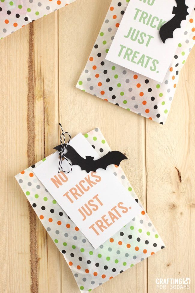 Brightly colored and cute Printable Halloween Treat Tag - you could fill these up with all kinds of goodies for the holiday! From CraftingE 